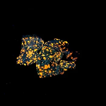 Prirodzeným Plameňom Ohňa kameň Syenite obsahujúce fluorescenčné sodalite minerálne drsné crystal Dlho-wave UV 365NM Zber vzoriek