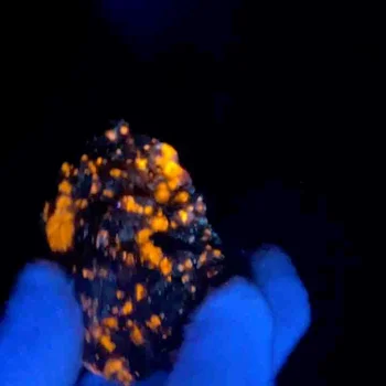 Prirodzeným Plameňom Ohňa kameň Syenite obsahujúce fluorescenčné sodalite minerálne drsné crystal Dlho-wave UV 365NM Zber vzoriek Obrázok 2